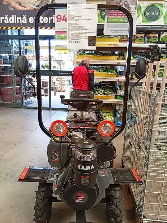 Tractoraș și remorca