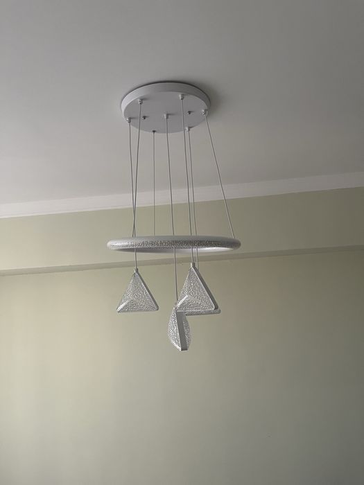 Продам люстру новую