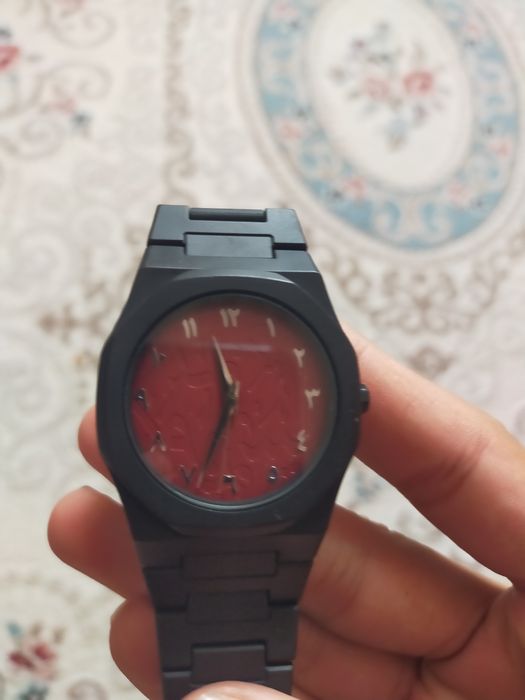 Часы с арабскими циврами