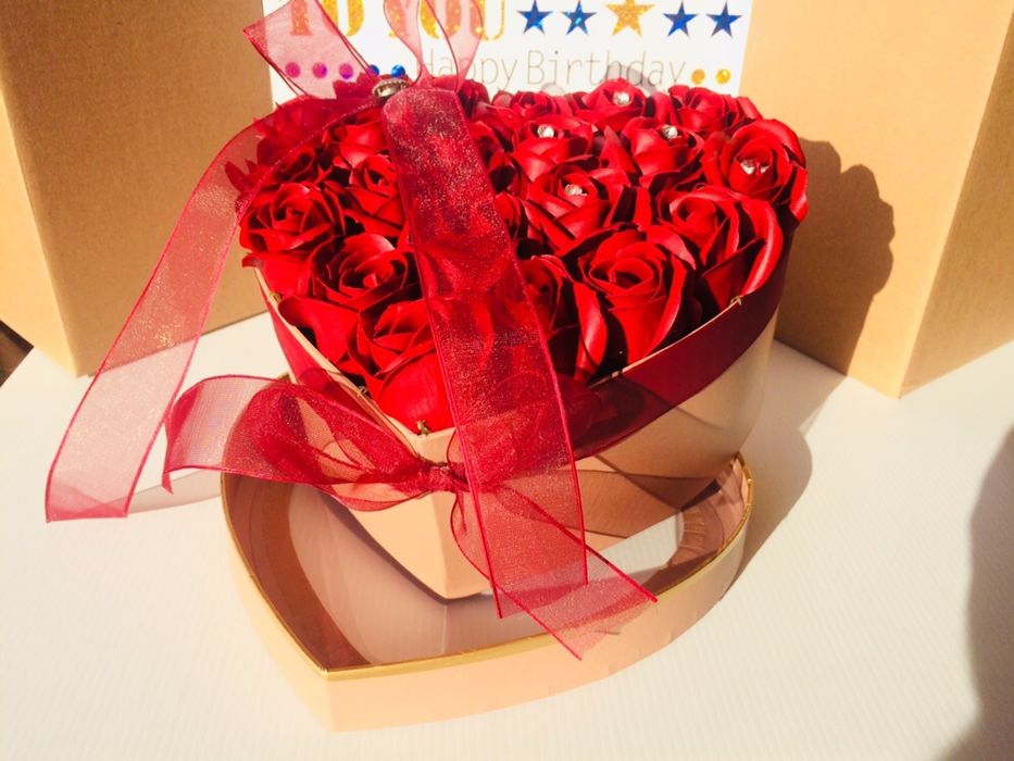 cutie cu trandafiri de sapun 21 de bucati 120lei