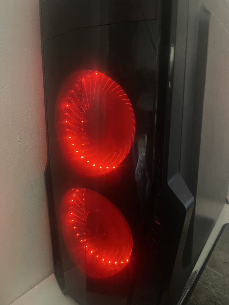 Vand pc cu procesor ryzen 5 2400g