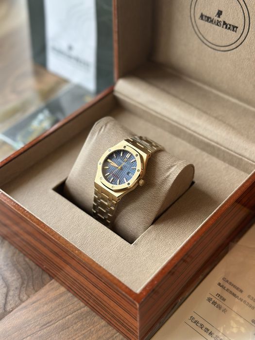 Audemars Piguet Royal Oak Gold and Blue Quartz 33 mm - дамски модел