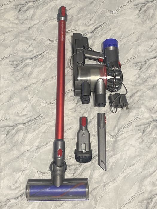 Вертикална прахосмукачка dyson v8 total clean