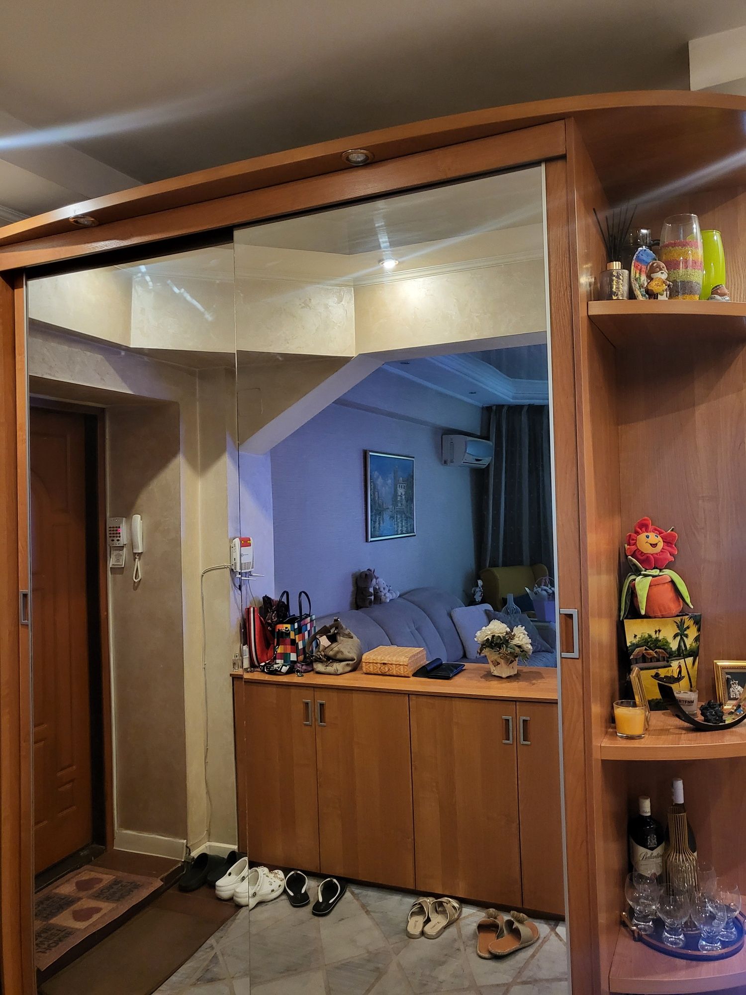 Шкаф купе в прихожую размер 215 на 250. Тумба для обуви в подарок