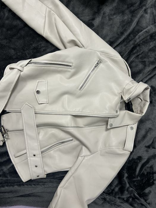 Стилно дамско кожено яке – чисто ново, в светъл цвят!