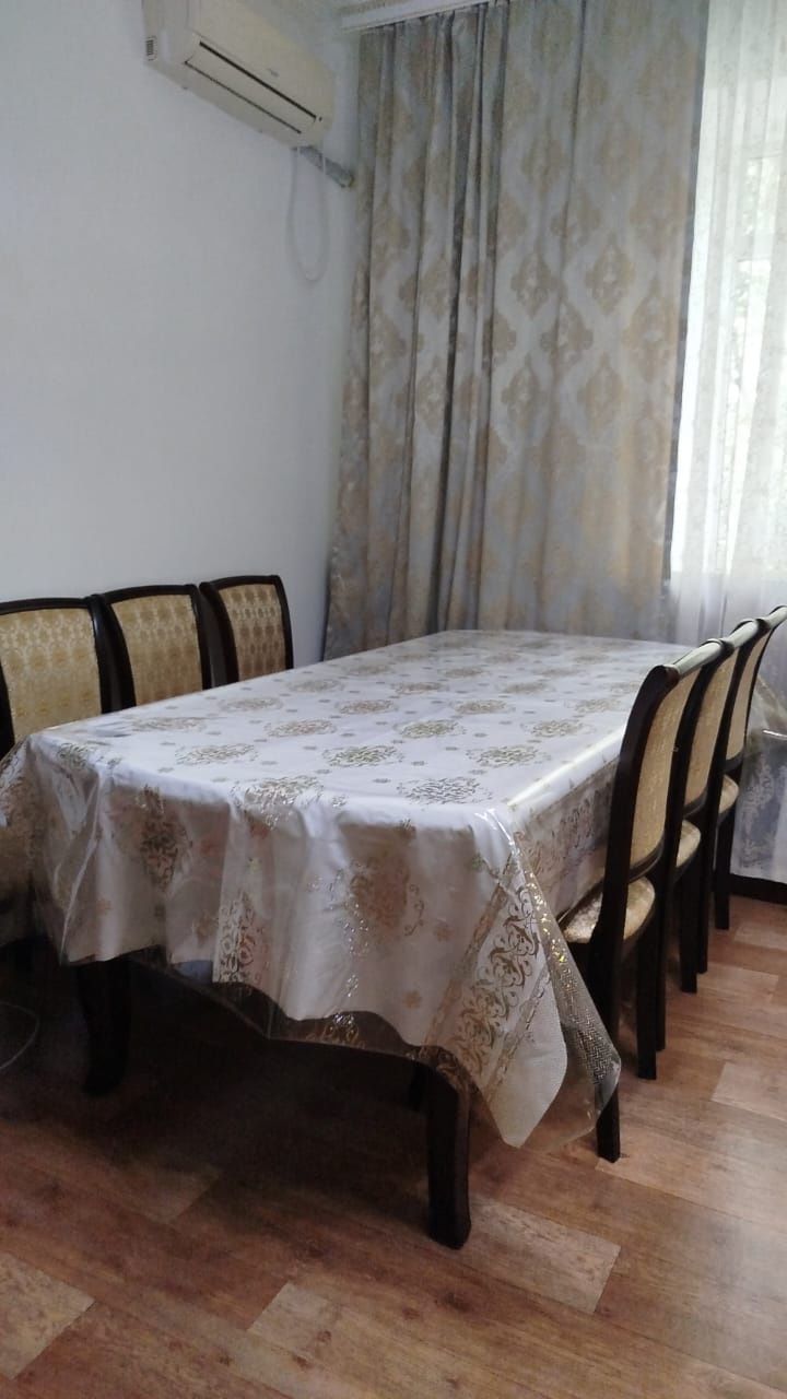 Столы и стулья из цельного дерева