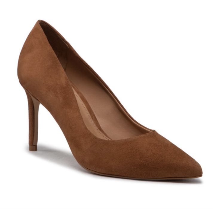 Продавам елегантни кафяви обувки от велур