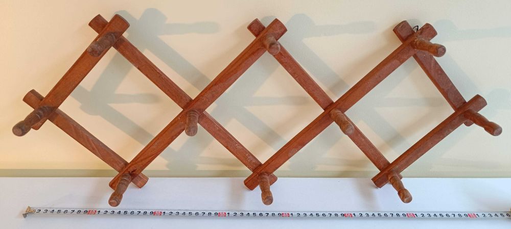 Дървена закачалка