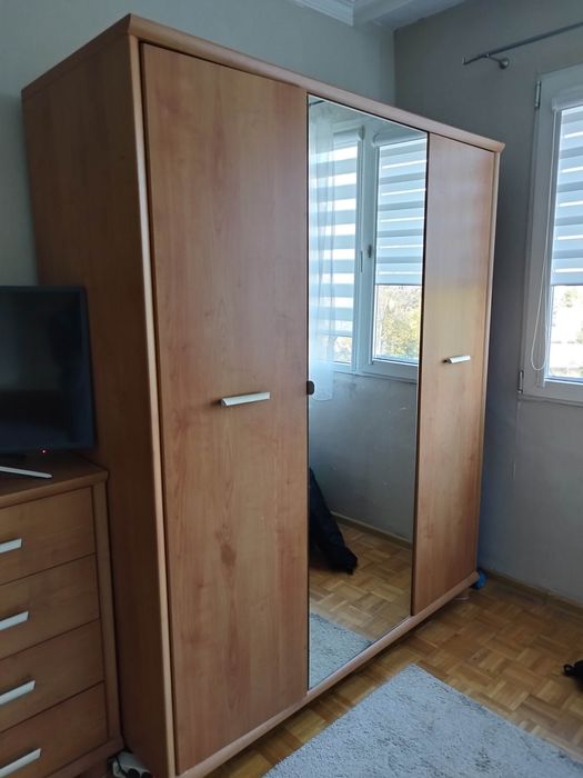 Гардероб с огледало