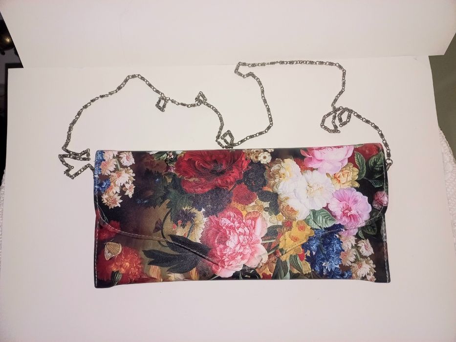 Geantă tip plic cu motiv floral, clapă, lanț și capsă magnetică
