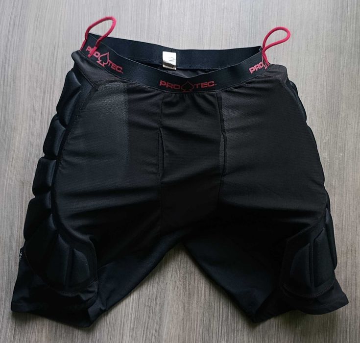 Протекторни шорти (нагъзник) размери S и L-XL