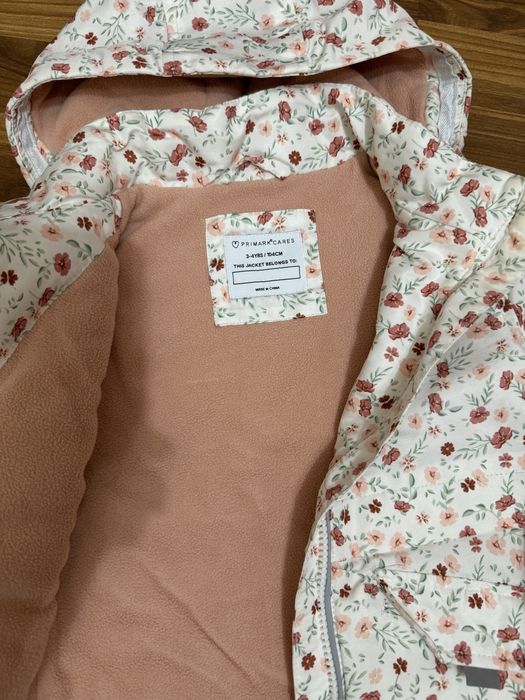 Демисезонная куртка на девочку 3-4 года