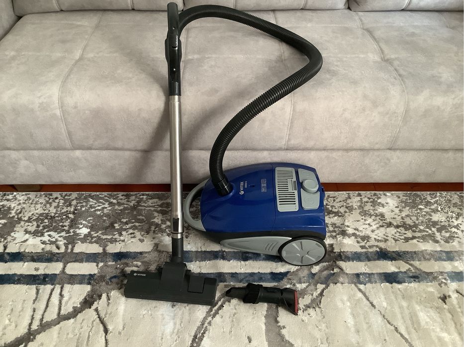 Пылесос Vitek VT-1892 B  в отличном состоянии