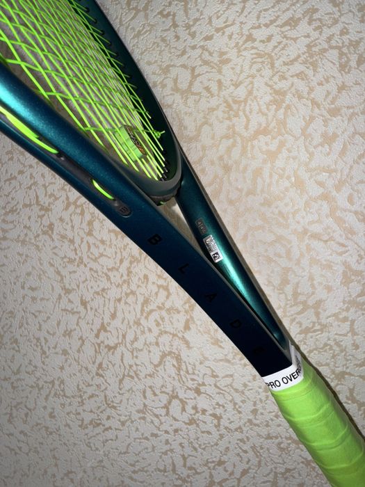 Wilson blade 100 v9 300g [size 4]