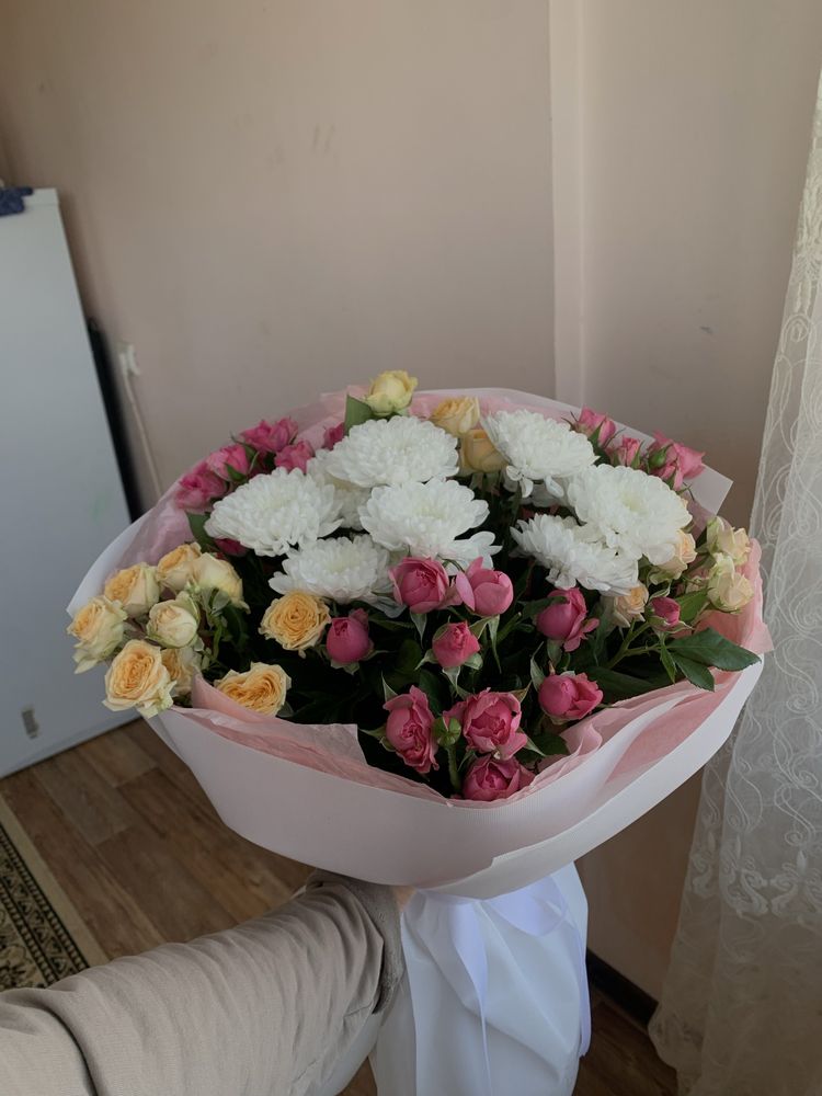 Свежий букет из кустовых и хризантем