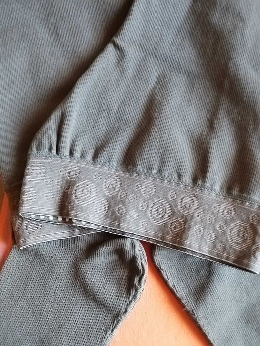 Ciorapi de compresie: clasa CCL 2, gri, cu banda si varf deschis. Noi!