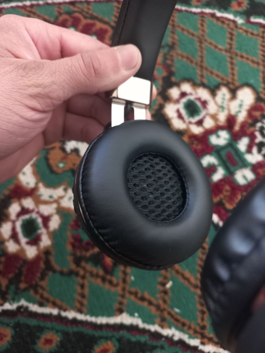 Bluetoothli naushnik 1 marta zaryatkaga qo‘yilgan 130 ming so‘m