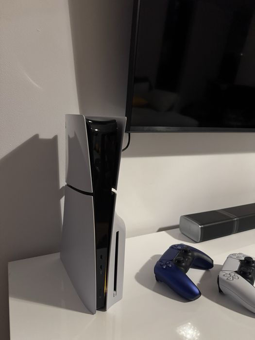 PS5 Slim Disk Edition + 2 controller