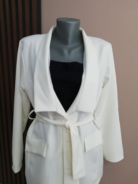 Бяло страхотно сако