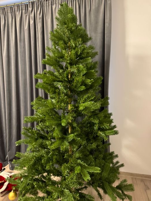 Brad de Crăciun , imita foarte bine bradul natural