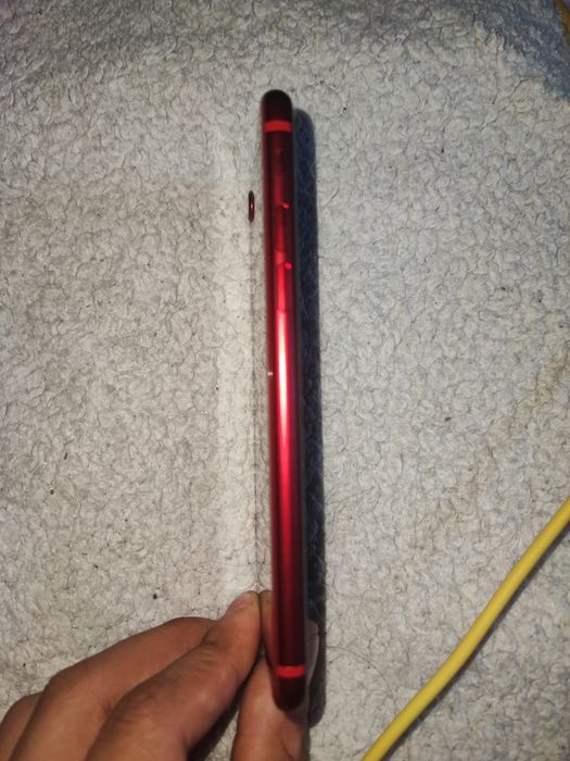 Vând iPhone 8 Red