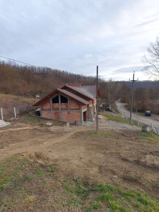 casa de vanzare la rosu