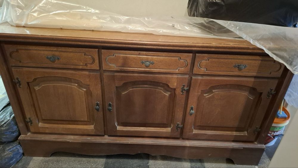 Шкаф от масивно дърво