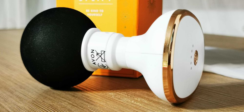 Set ingrijire corporala si mini dispozitiv pentru masaj, marca Avon