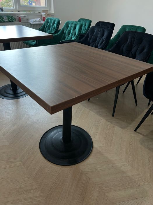 Vand scaune catifea tip fotoliu si mese