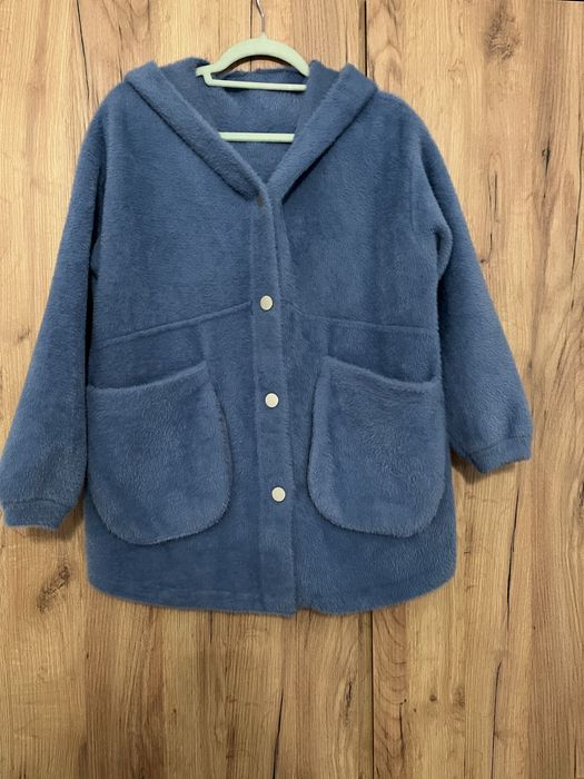 Син пухкав суичър