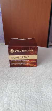 Благотворный дневной крем для лица Riche creme.