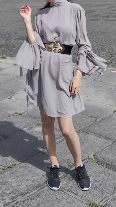 Rochie gri cu tente violet din voal cu mânecă lungă