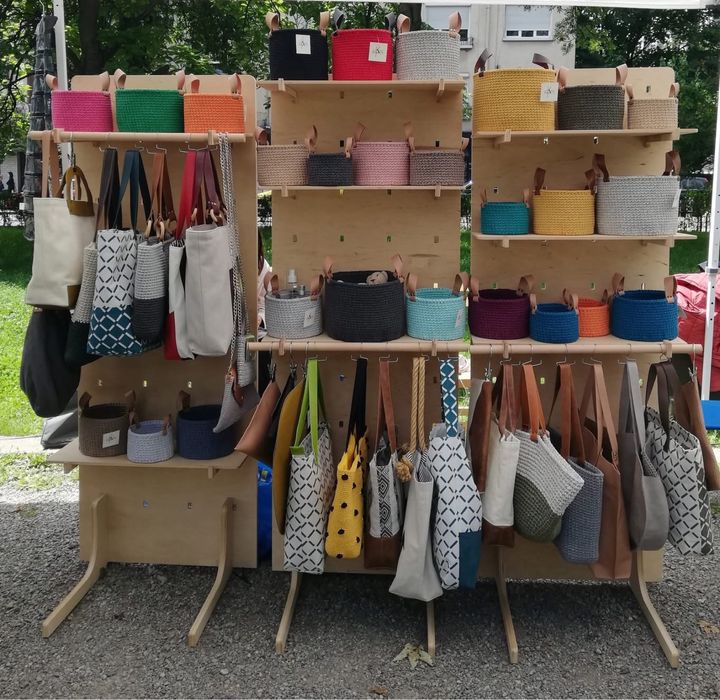 Дървена етажерка щендер