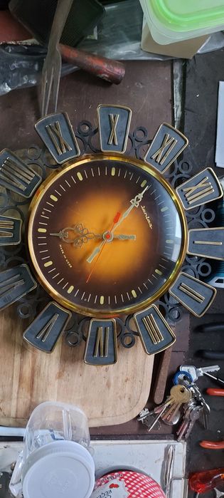 Стенен часовник Янтар