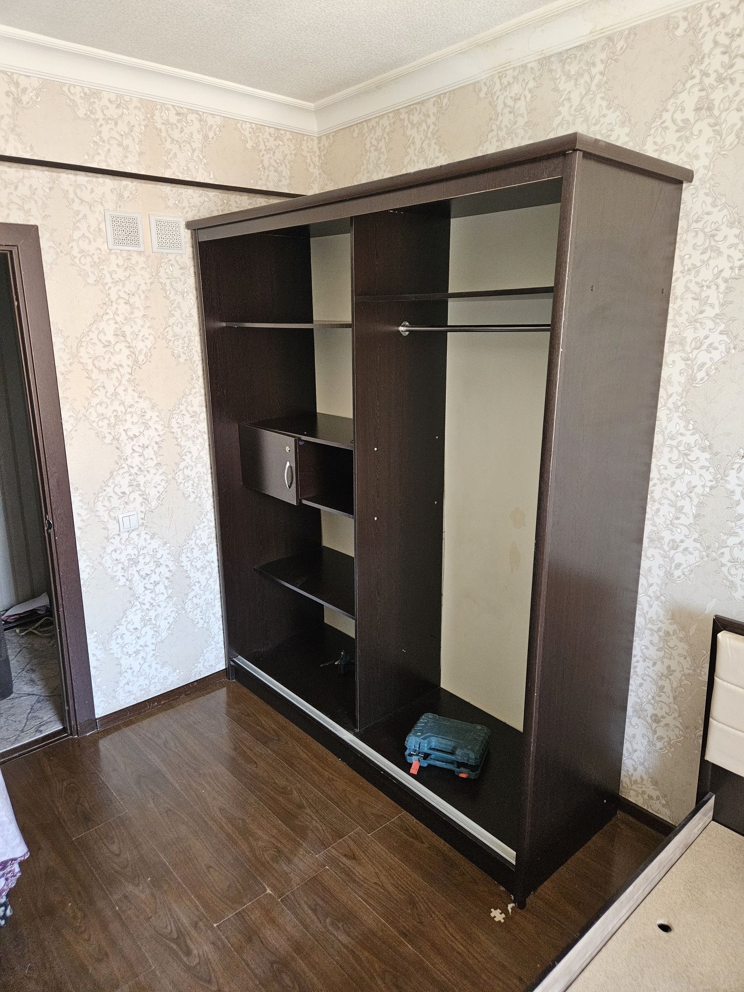 Шкаф кровать комод сотилади