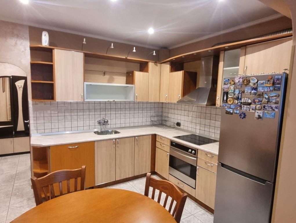 Дава се под наем Тристаен апартамент в София, Младост 4 - 88 кв.м за 700 € - Снимка #1
