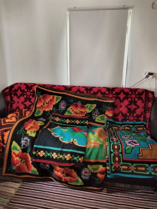 Vind covoare și cuverturi vechi ,tesute manual,cu modele florale și ge