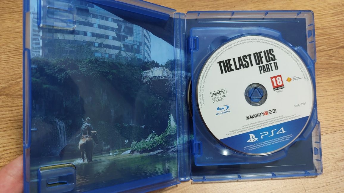 The last of us ps4 изиграна с двата диска в кутията