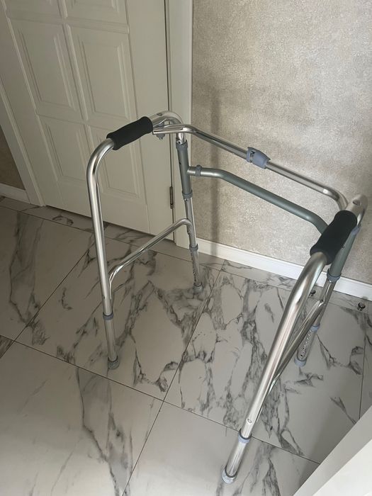 Ходунок складной для реабилитации