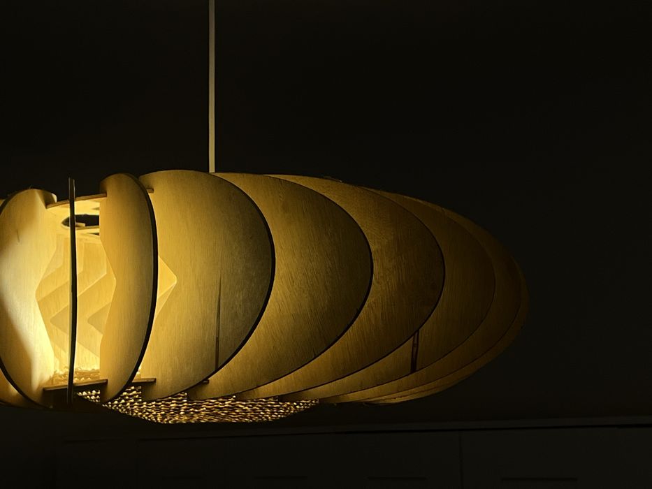 Lustra ambientala din lemn