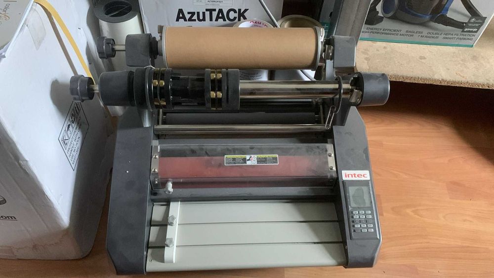 Masini-printat Konica C12000,brosat,laminat,pliat,capsator sarma