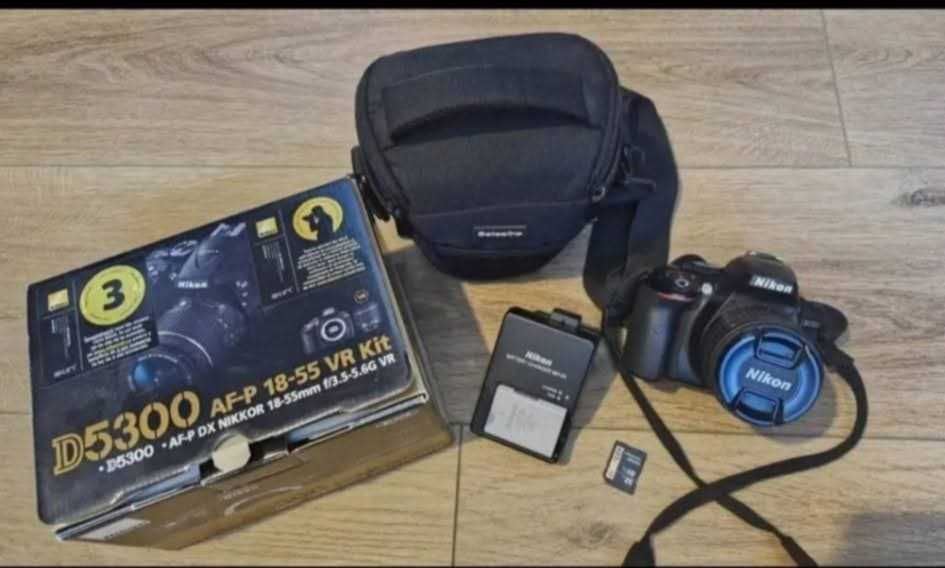 DSLR Nikon D5300+Obiectiv AF-P 18-55mm VR + Baterie+Geanta+Card 32GB