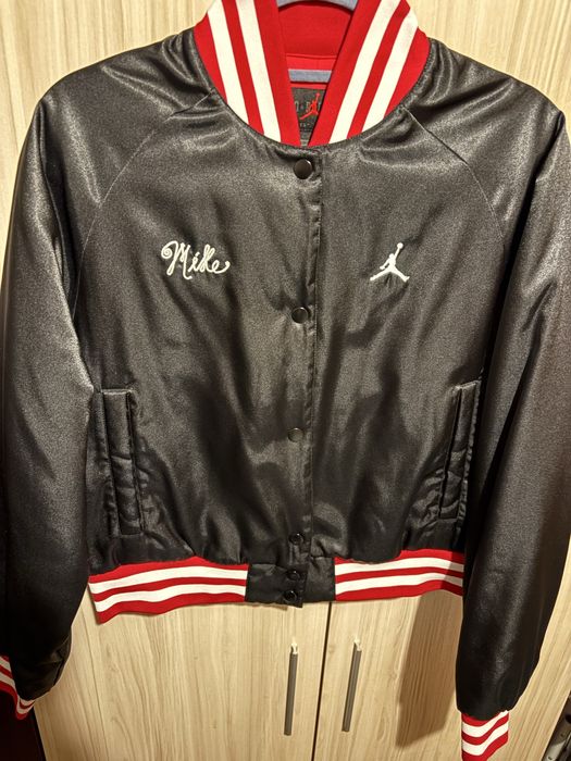 Якета найк в откично състояние видимо