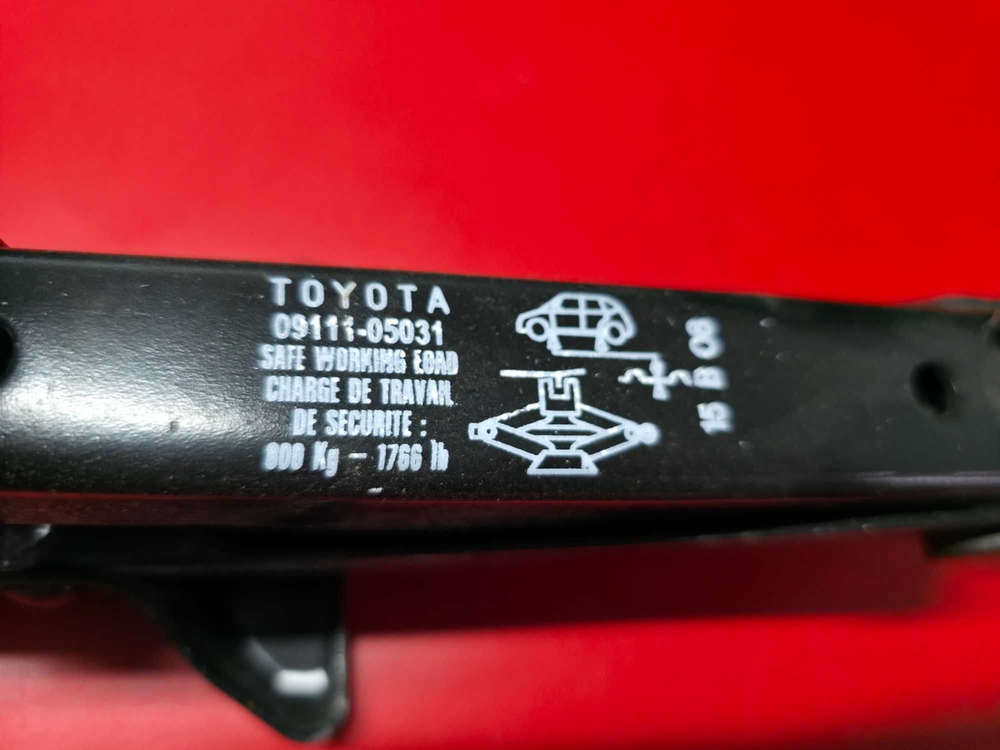 Cric AUTO - OEM Toyota Auris Corolla Yaris Aygo Prius !