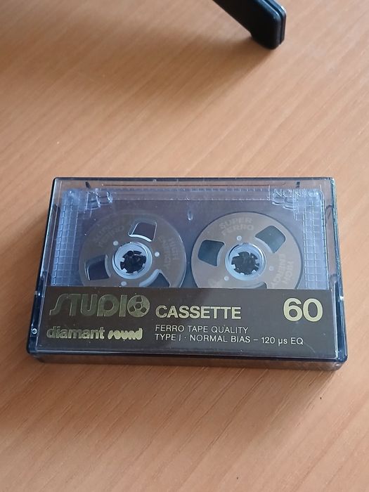 Casetă audio originală din anii 80 cu role metalice, nescrisă