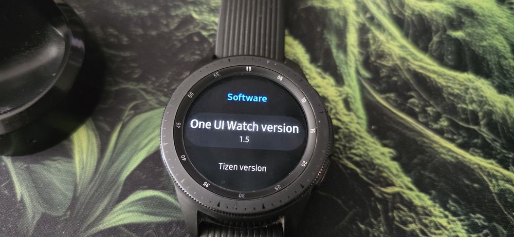 *ОТЛИЧЕН* Смарт Часовник Samsung Galaxy Watch (DC38, SM-R810), зарядно