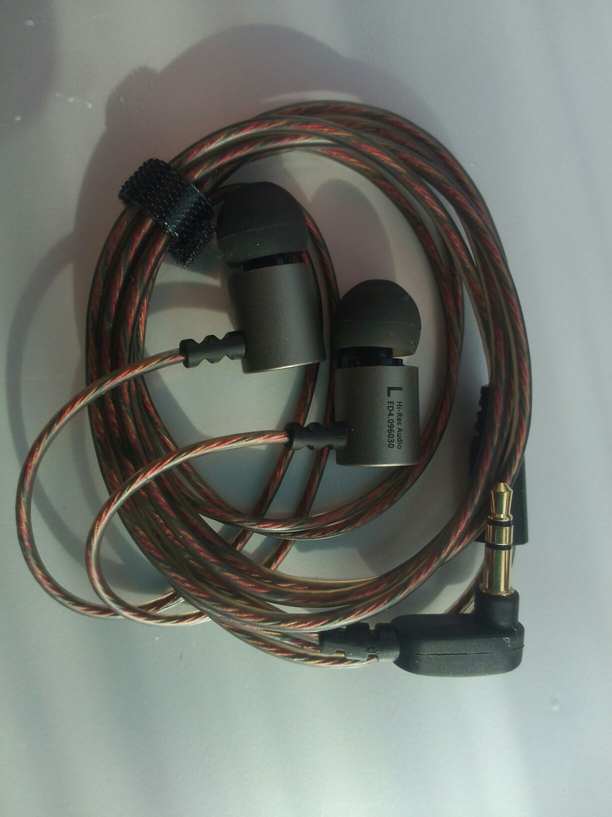 Продавам нови качествени  професионални слушалки тип тапи ED4