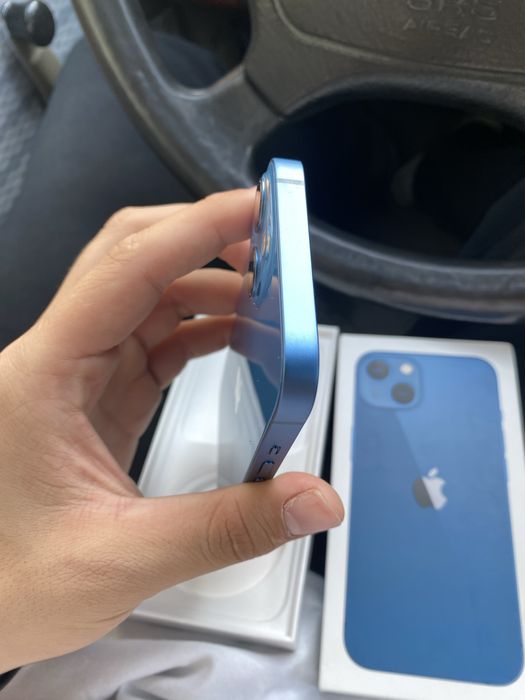 iPhone 13 128GB синий в идеальном состоянии