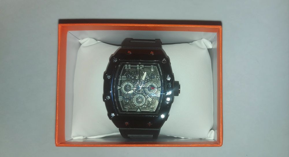 Металлические часы