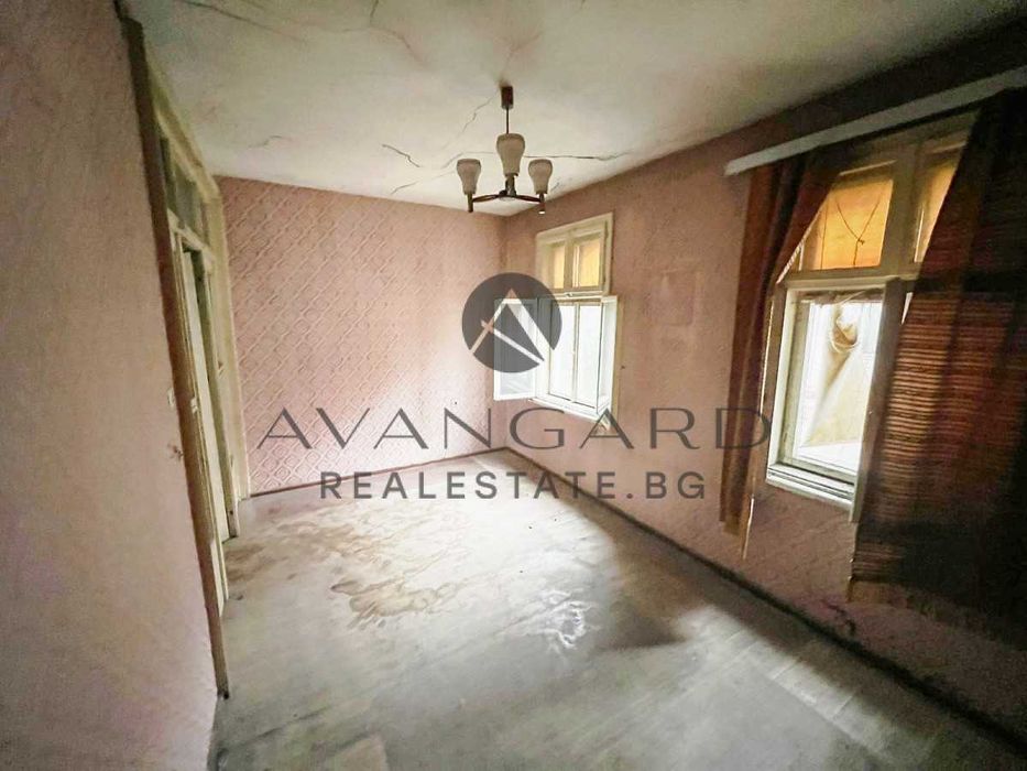 оф.24201 Етаж от къща/ Военна болница